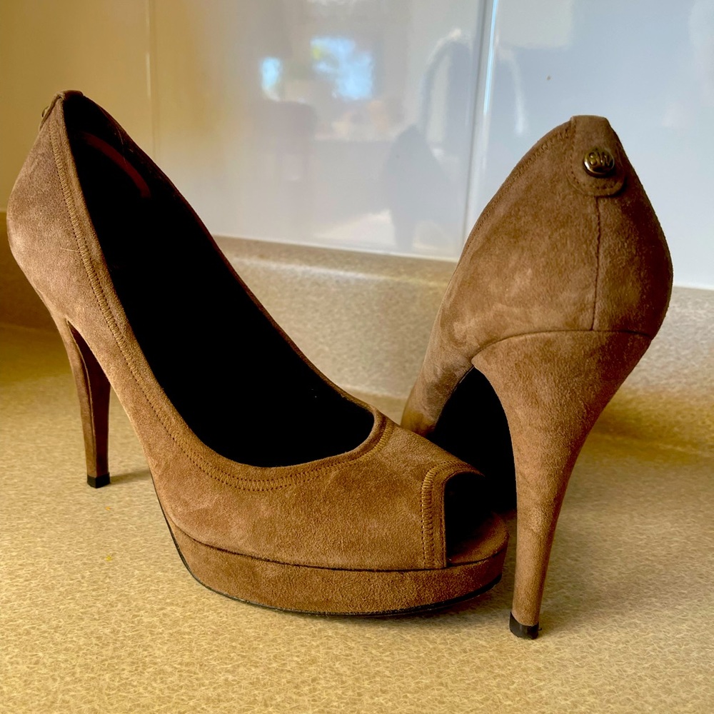 Gorgeous Stuart Weitzman taupe suede heels, 5”. Worn once-size 10. Made in Spain